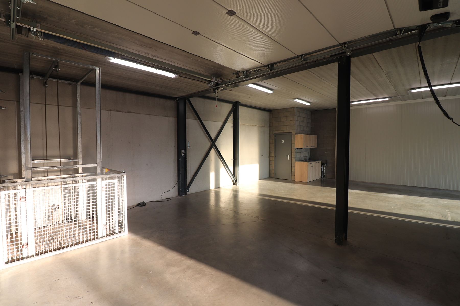 Recente KMO-unit van 222m² met goederenlift op bedrijventerrein De Mil. foto 5