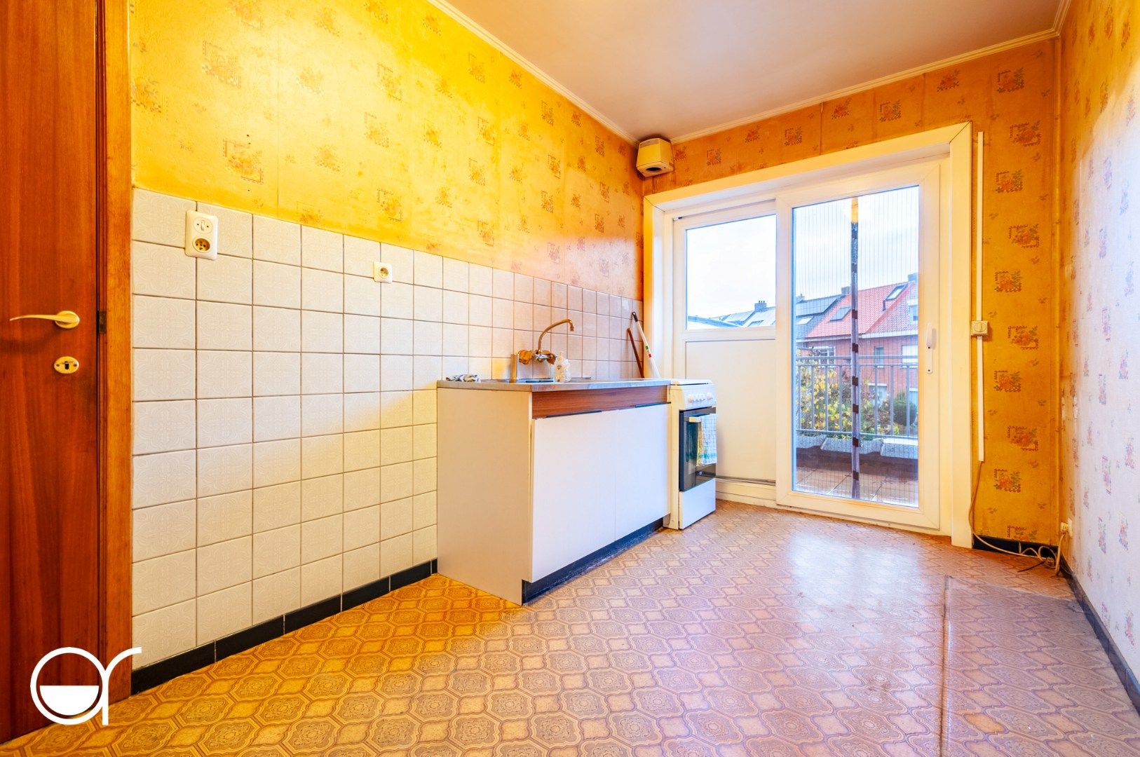 Op te frissen halfopen bebouwing met 5 garages in Mariakerke foto 12