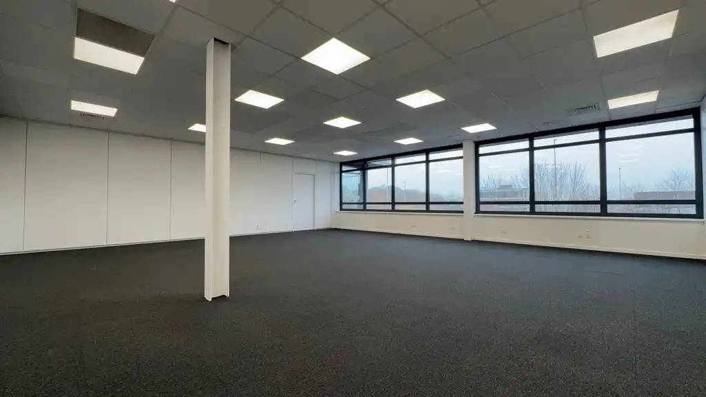 Gerenoveerde kantoorruimte te huur in Dionysius KMO center in Gent foto 3