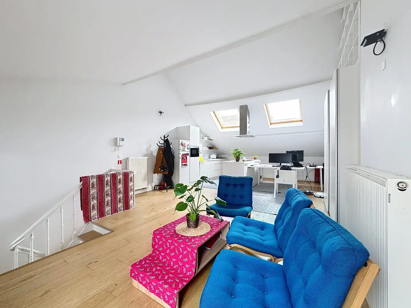 Te Huur: Stijlvol & Lichtrijk bemeubeld dakappartement in hartje Leuven foto 3