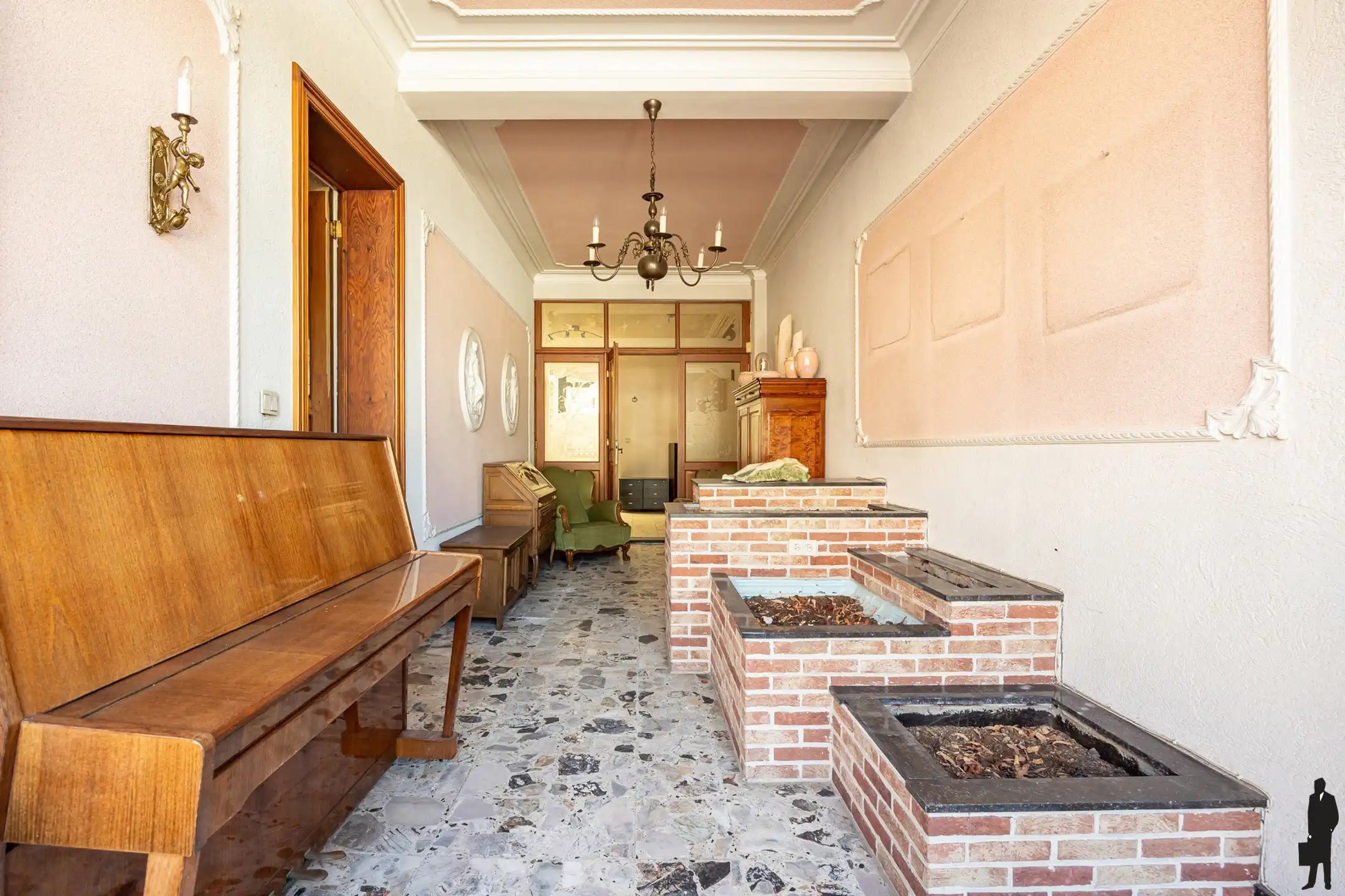 Te renoveren ruime woning met werkplaats foto 2