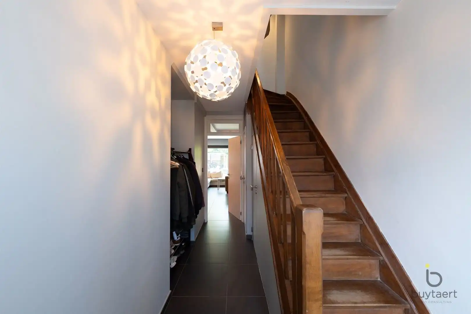 INSTAPKLARE CENTRAAL GELEGEN RIJWONING MET DRIE SLAAPKAMERS EN GEZELLIG TUINTJE! foto 15