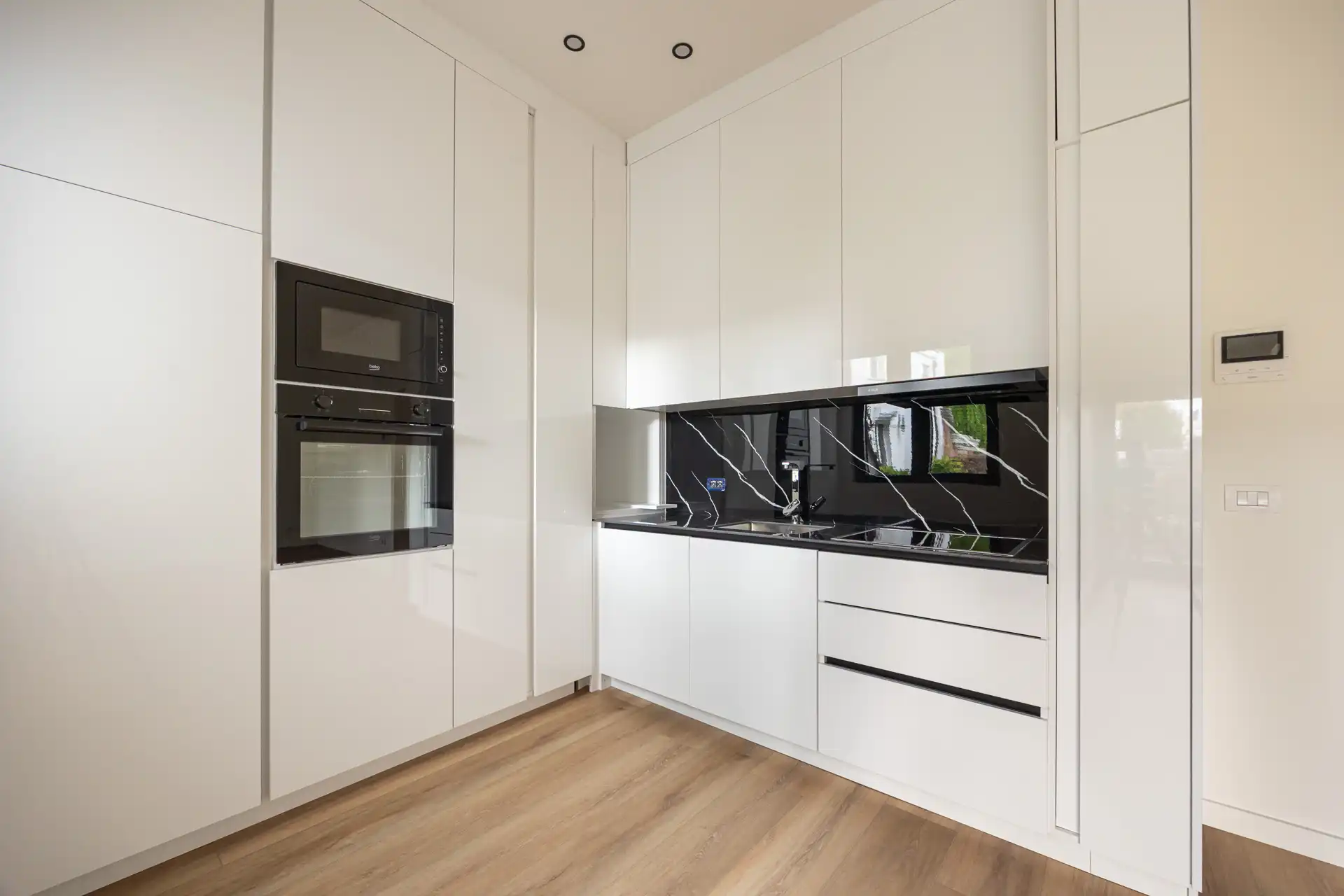 Ruim kwalitatief gerenoveerd 2 slpkappartement met ZW-terras foto 6