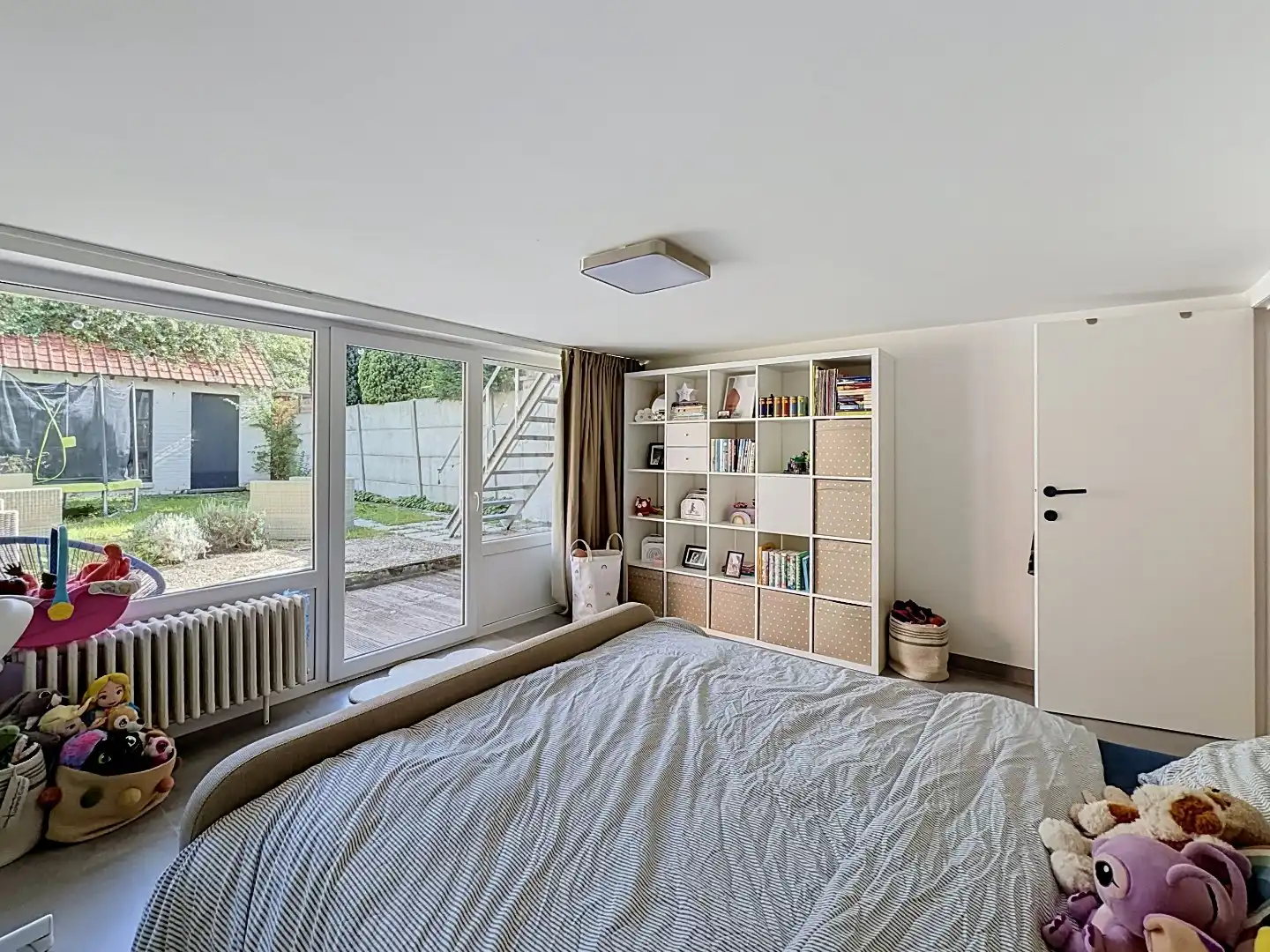 Volledig gerenoveerde duplex met zonnige tuin en inpandige garage op gunstige residentiële locatie te Oostende.  foto 15
