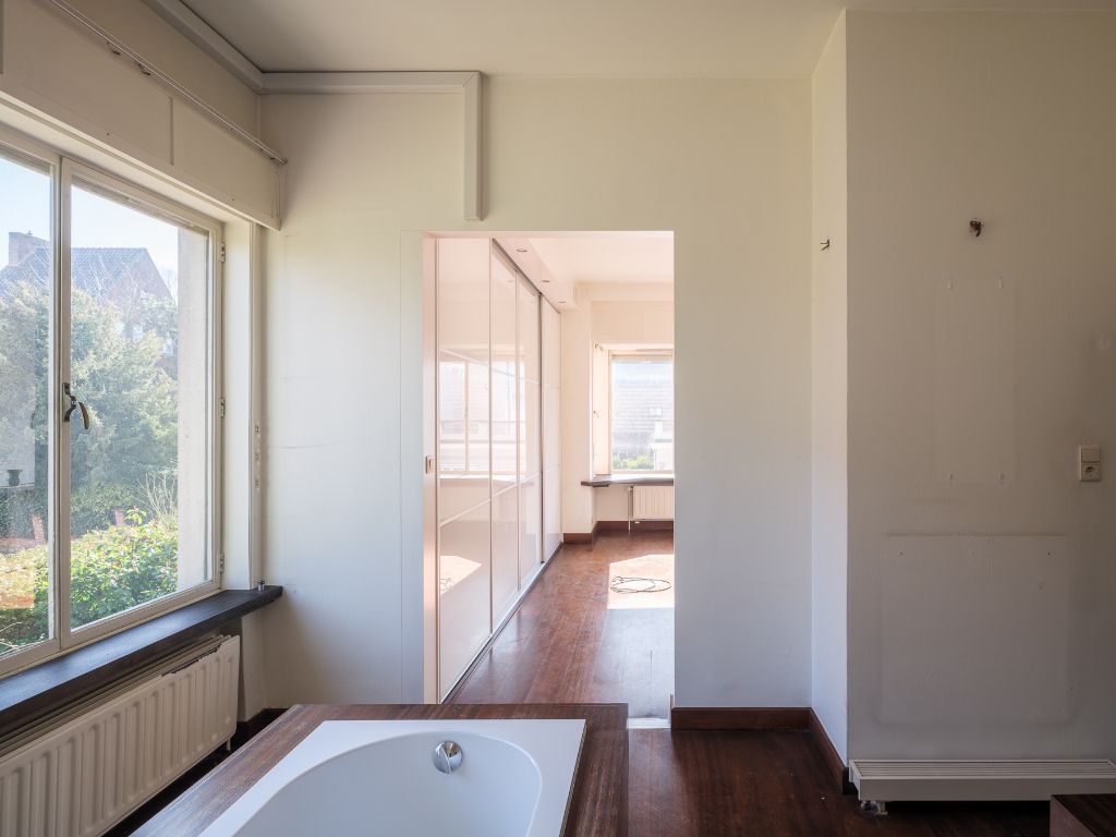 Voormalige dokterswoning met praktijkruimte en stadstuin foto 13