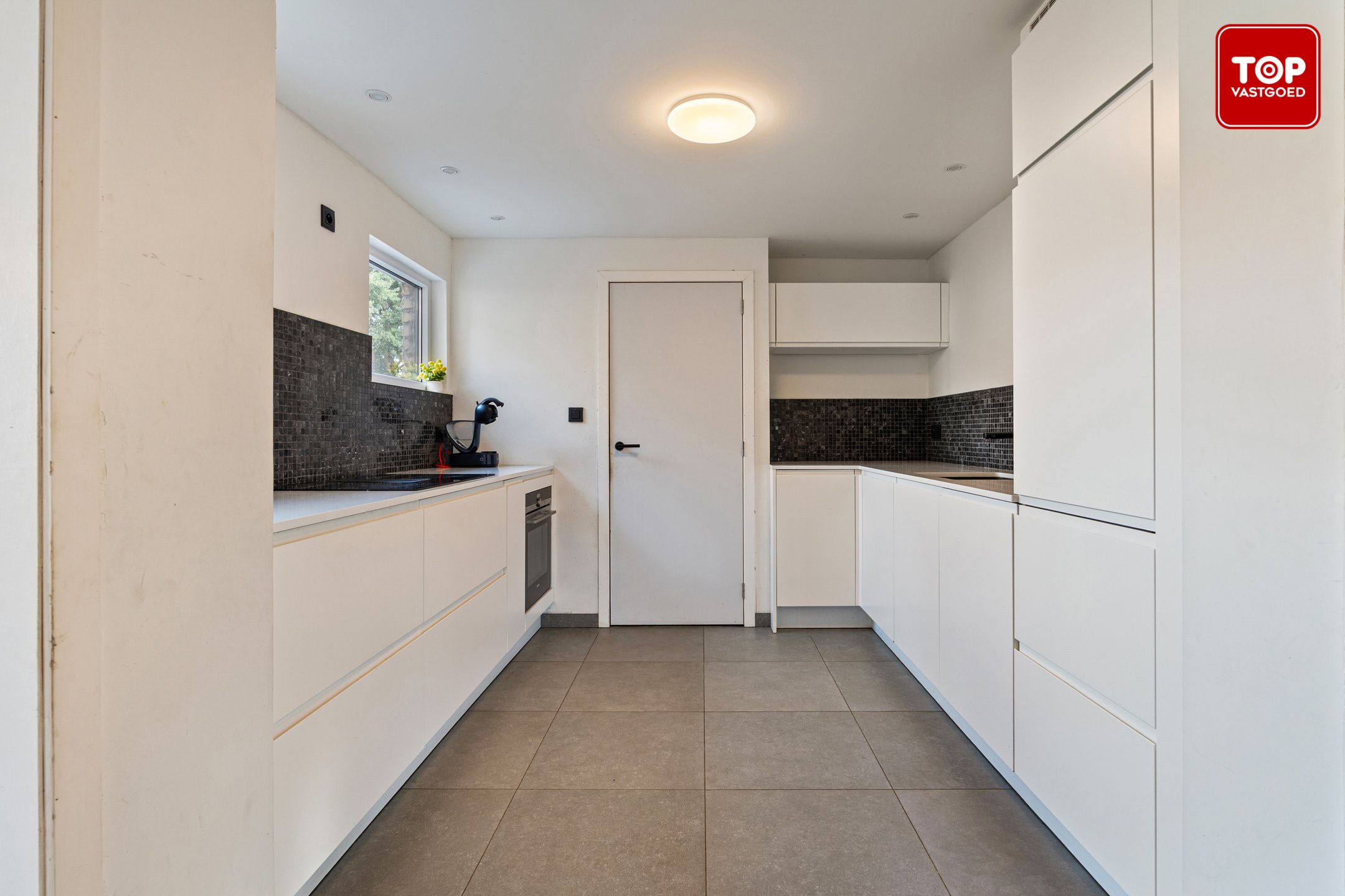 Gerenoveerde alleenstaande woning in Adegem met loods en weide foto 9