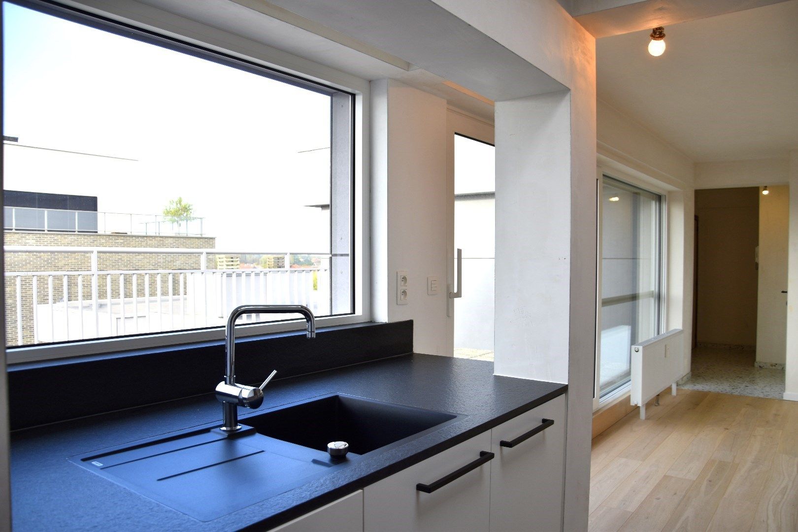 Vernieuwde penthouse met 2 slaapkamers te koop in hartje Gullegem foto 5