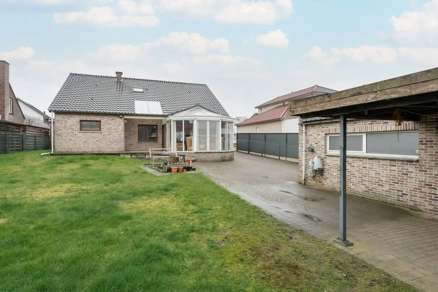 Mooie vrijstaande woning te koop vlakbij het centrum met 4 slaapkamers rustig gelegen op 10a10ca. foto 4