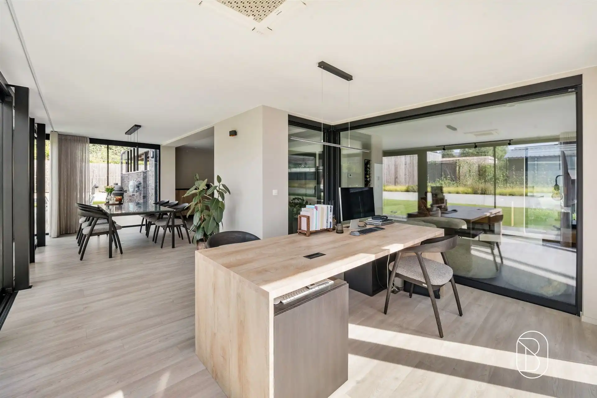 Topgelegen recente moderne woning foto 7