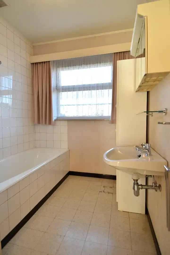 Gelijkvloerse woning met 3 slaapkamers en 2 garages te koop op een perceel van 1087 m² in Wevelgem foto 7