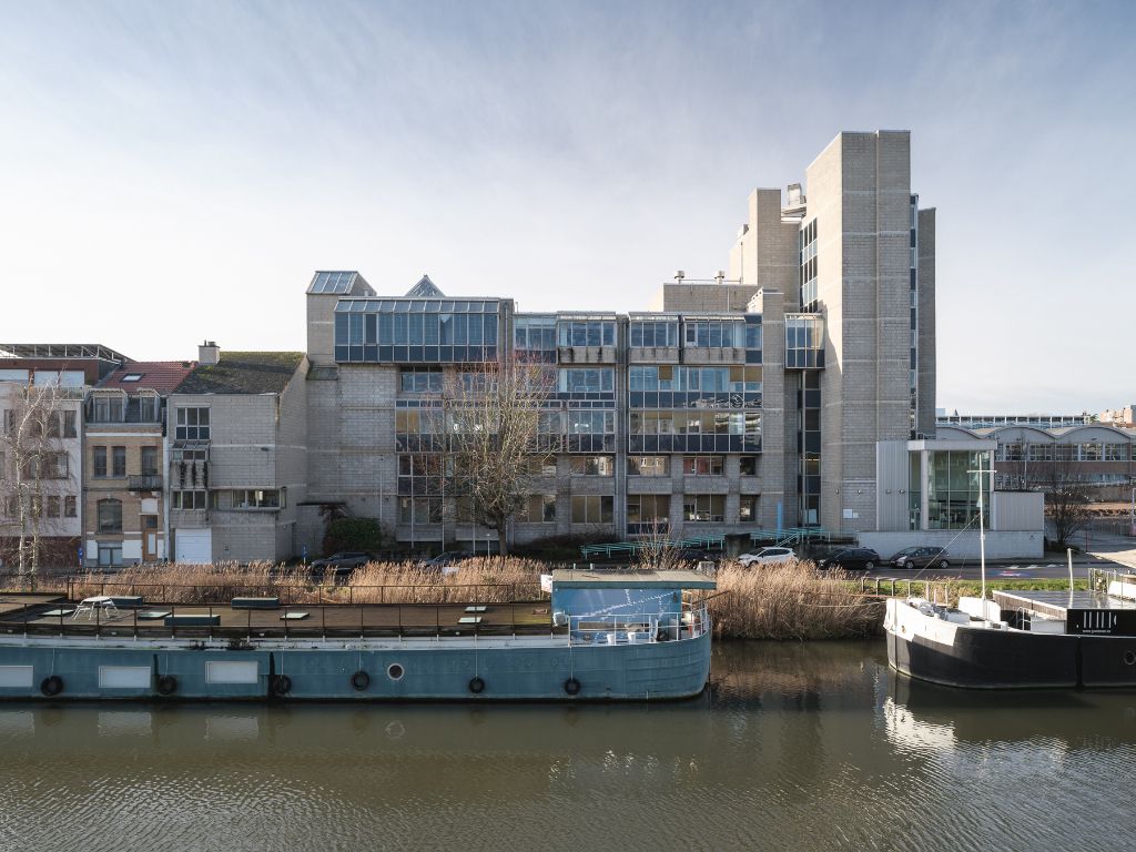 Architecturale nieuwbouw ‘townhouse’ met zicht op het water en meerdere terrassen foto 3