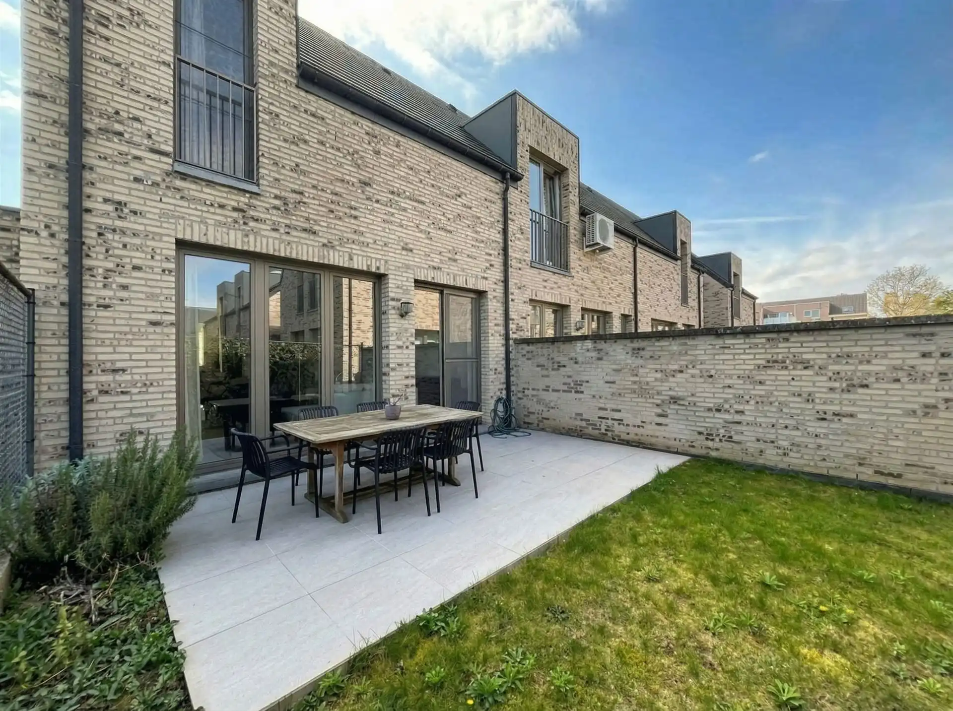 Instapklare, energiezuinige starterswoning met 2 slaapkamers, tuintje en ondergrondse parking op toplocatie in Maasmechelen! foto 15