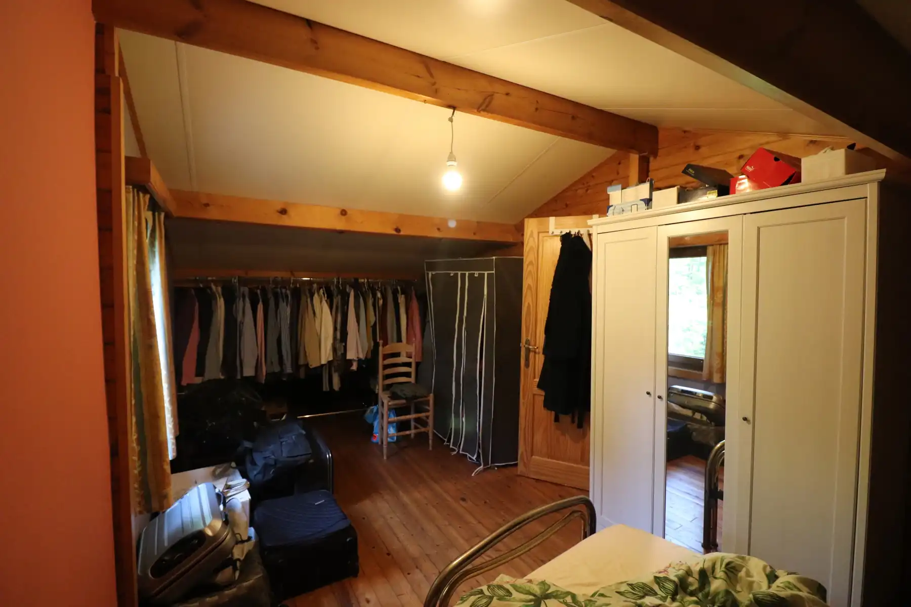 Een weekendverblijf met verdieping en met terras, carport en tuin. foto 11