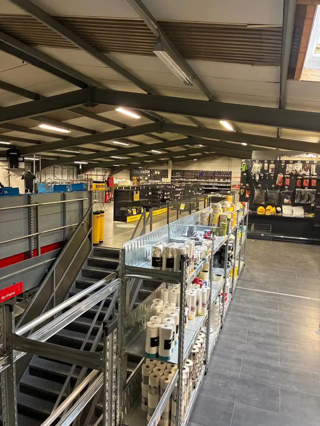 Merksem-haven: magazijn met kantoren en ruime parking foto 6