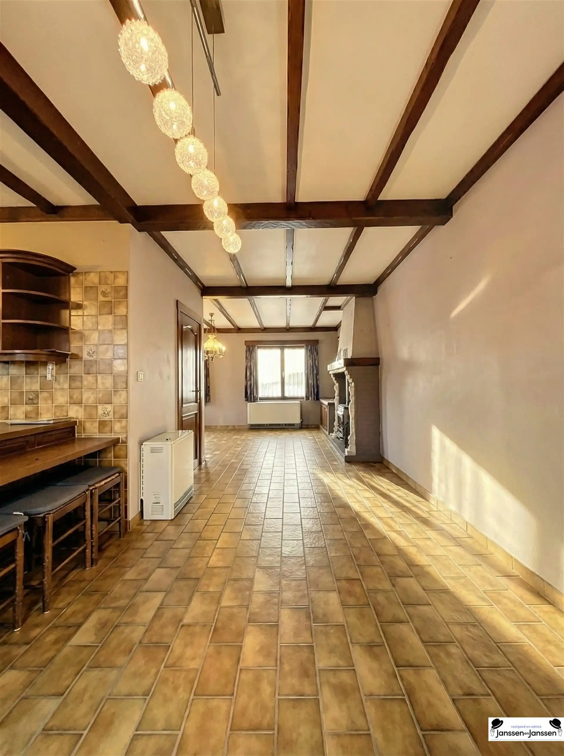 Ruime woning met 3 slaapkamers en aparte garage foto 3