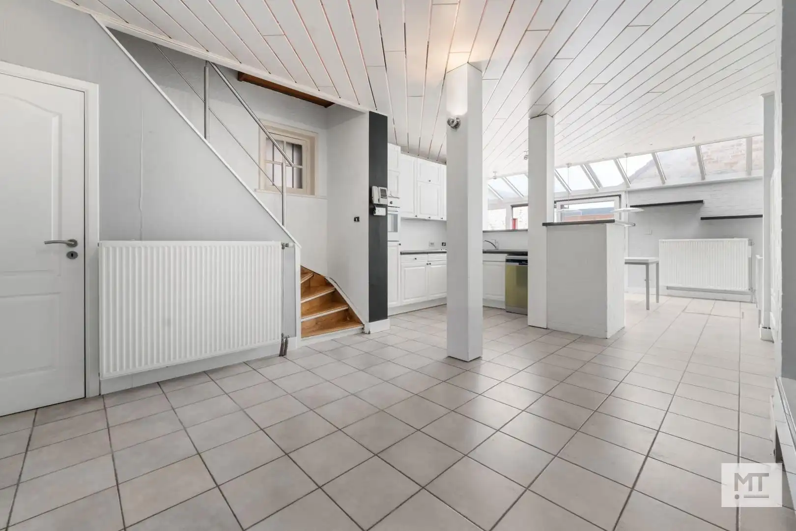 Bijzonder ruime woning met opslagruimte, dubbele garage en uitweg in centrum Langemark foto 3