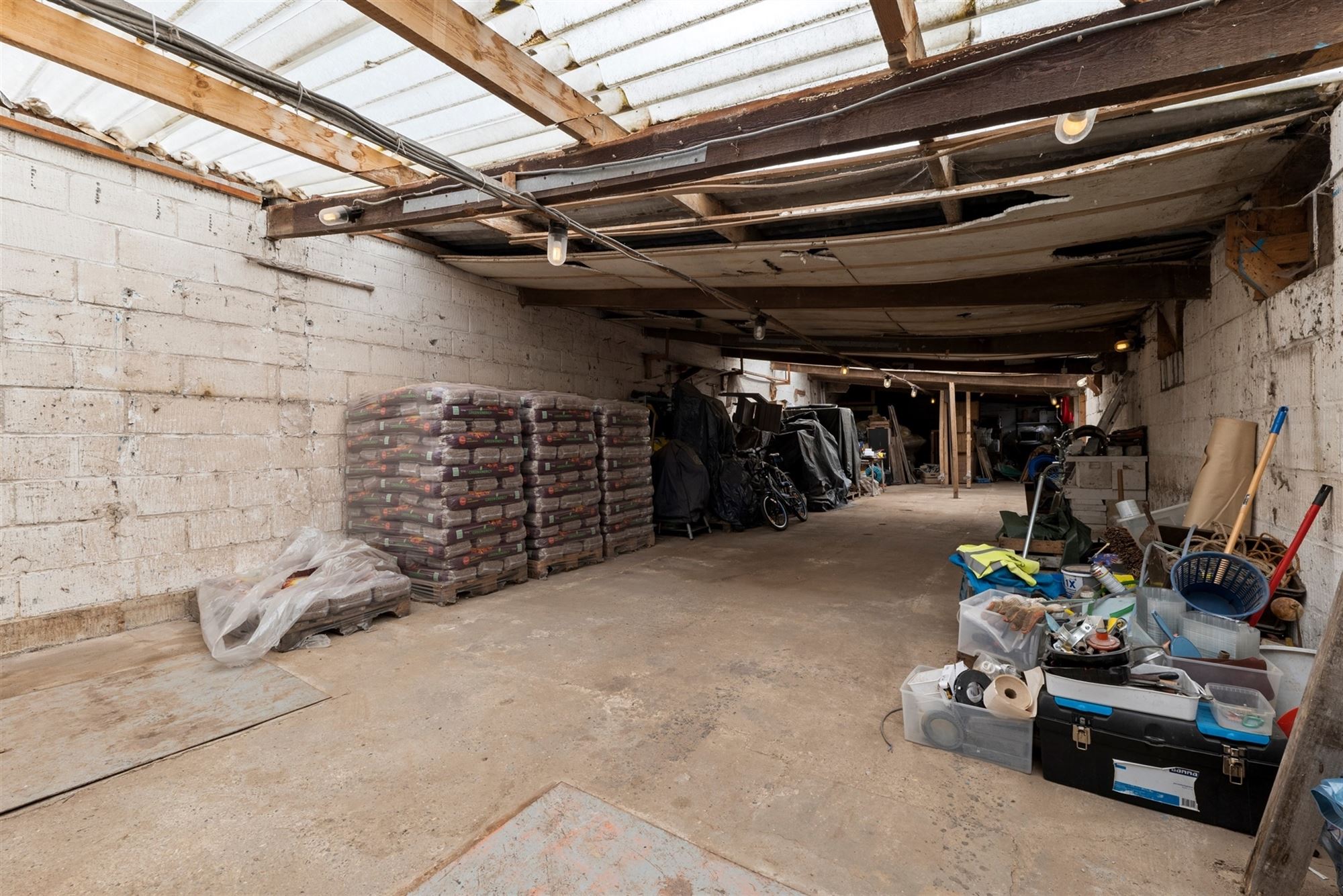 OP TE FRISSEN GEZINSWONING MET GARAGE EN STALLEN VAN MEER DAN 200M² OP EEN TOPLOCATIE IN ZEPPEREN foto 22