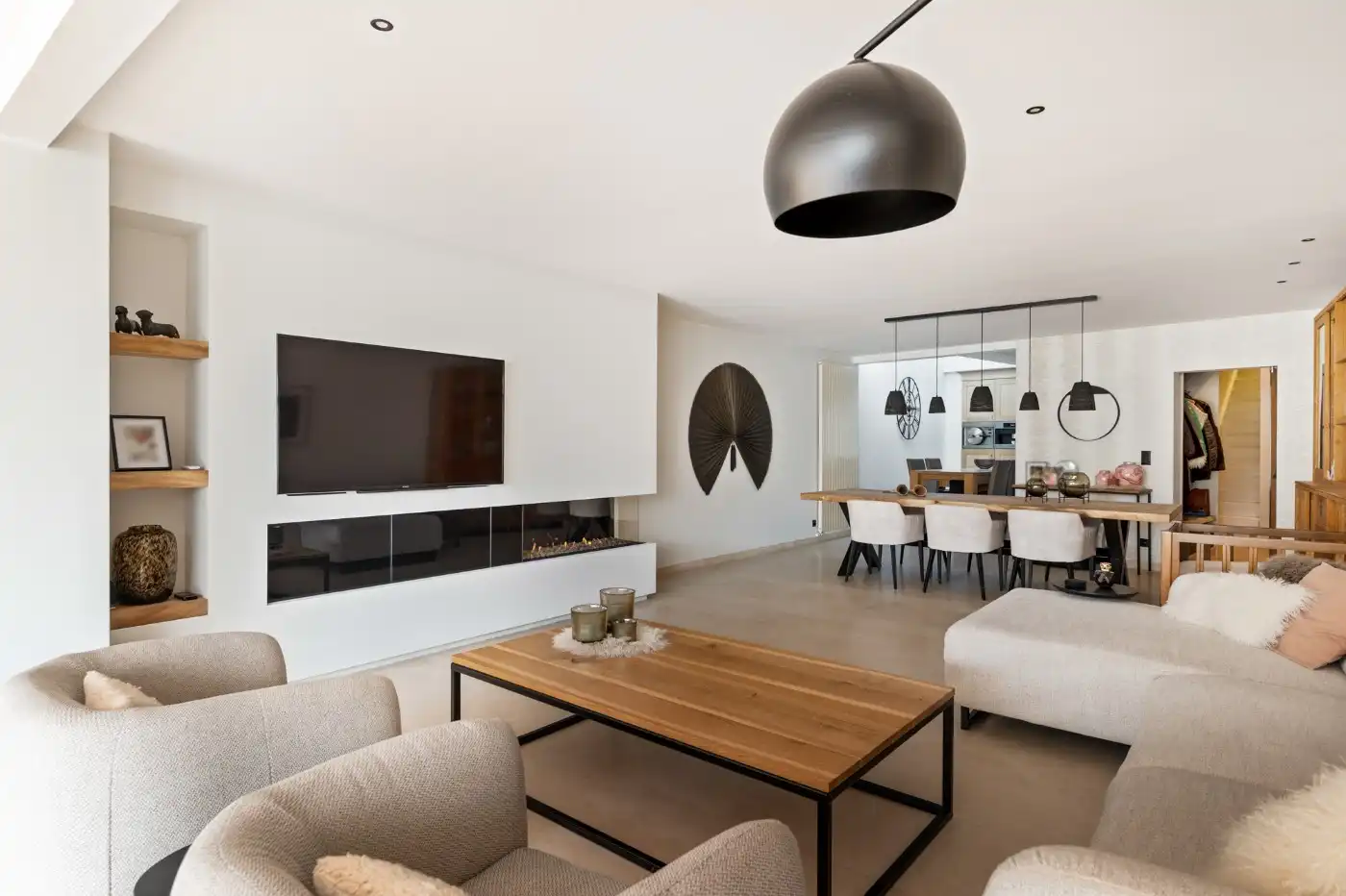 Ruime woning met commerciële ruimte, 2 slpk. en tuin foto 3