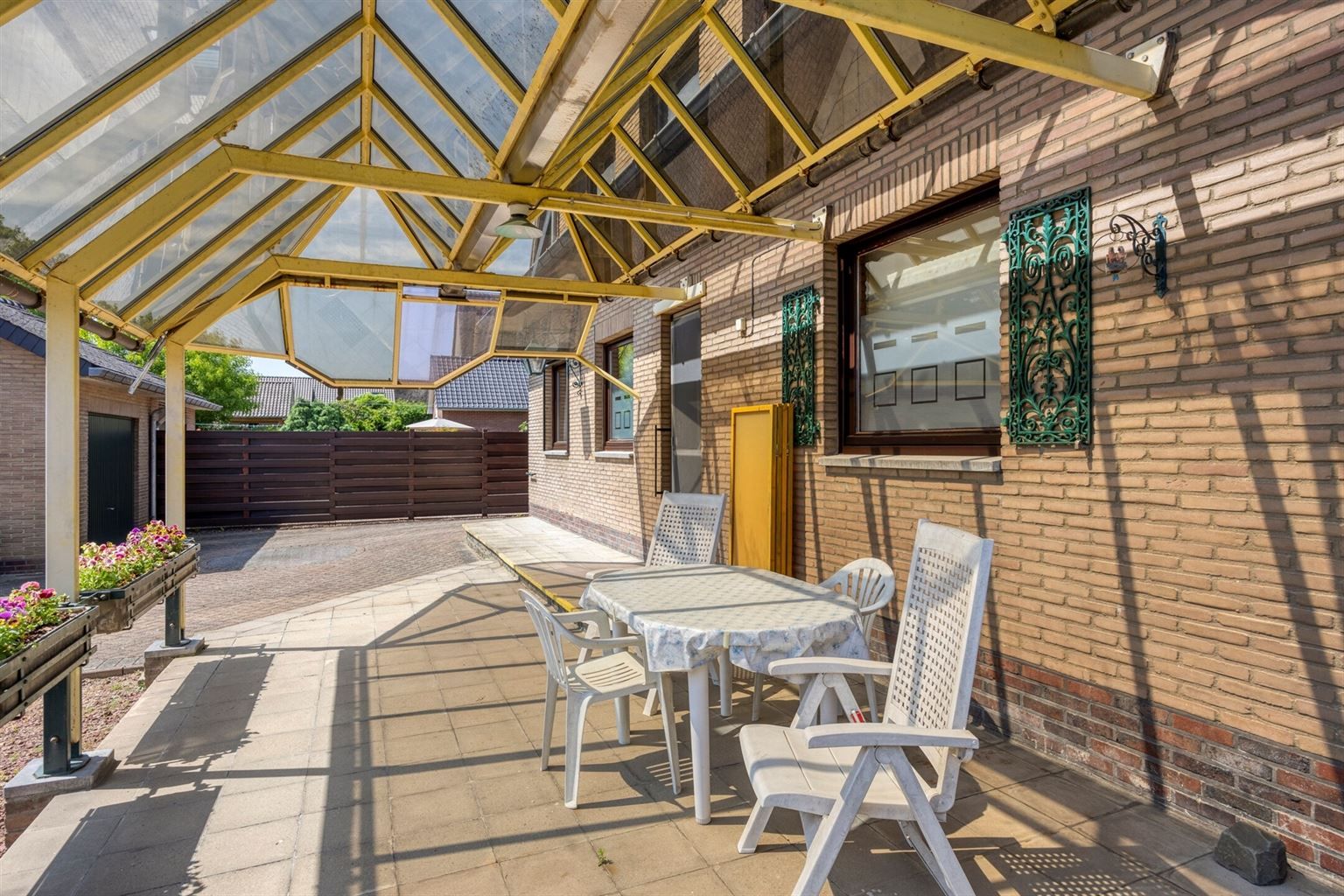 Vrijstaande woning met 4 slaapkamers, ruime tuin en garage op een riant perceel van 9a99ca, rustig gelegen nabij het centrum van Maaseik.  foto 31