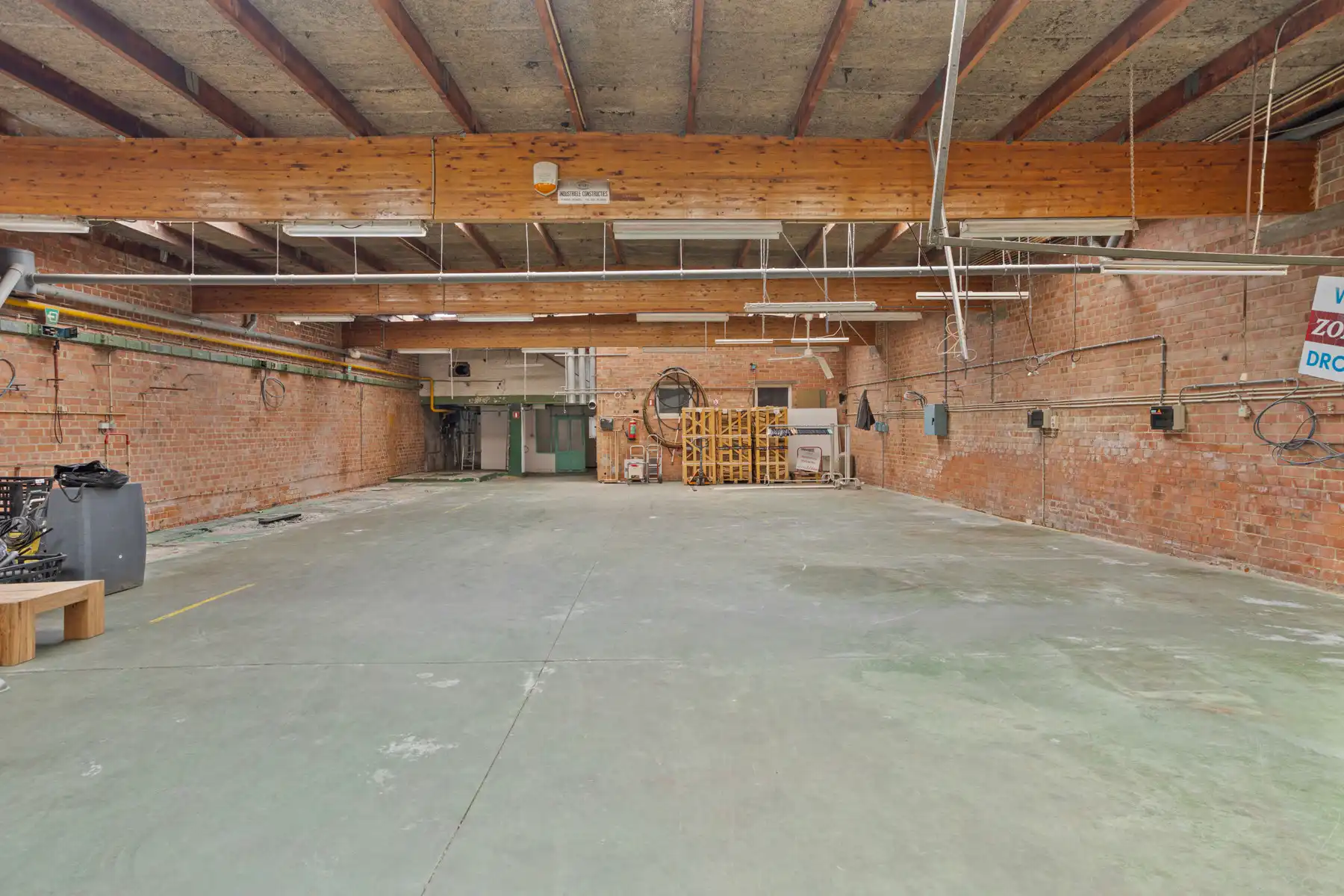 Solide eigendom: commerciële ruimte met atelier + 2 appart. foto 8