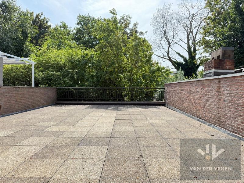 Stijlvol appartement met riant terras en 2 SLPK in hartje Hasselt foto 14