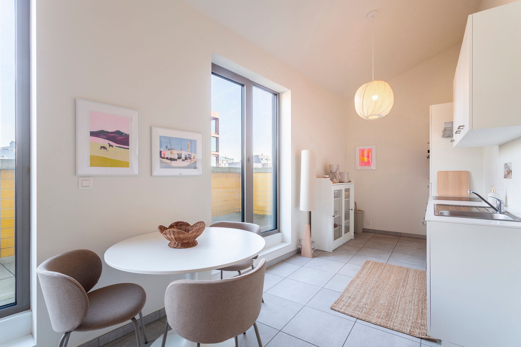 Stijlvol gemeubeld appartement met terras in de Cadixwijk foto 2