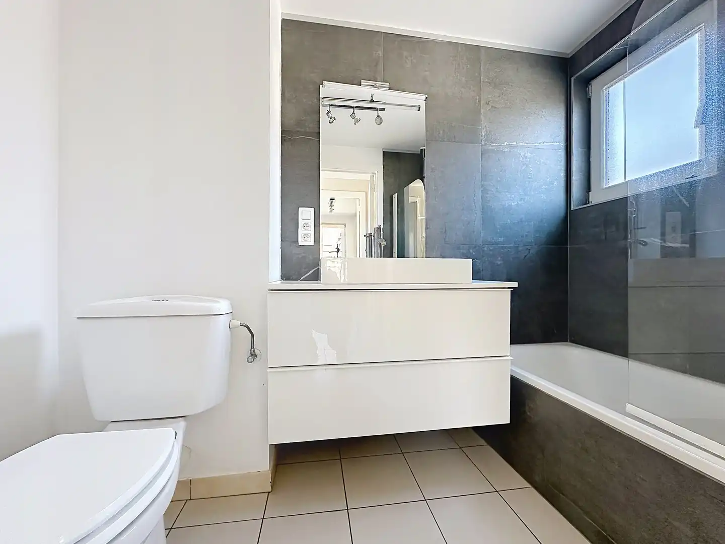Instapklare vakantiewoning met zonnige tuin en parking. foto 9