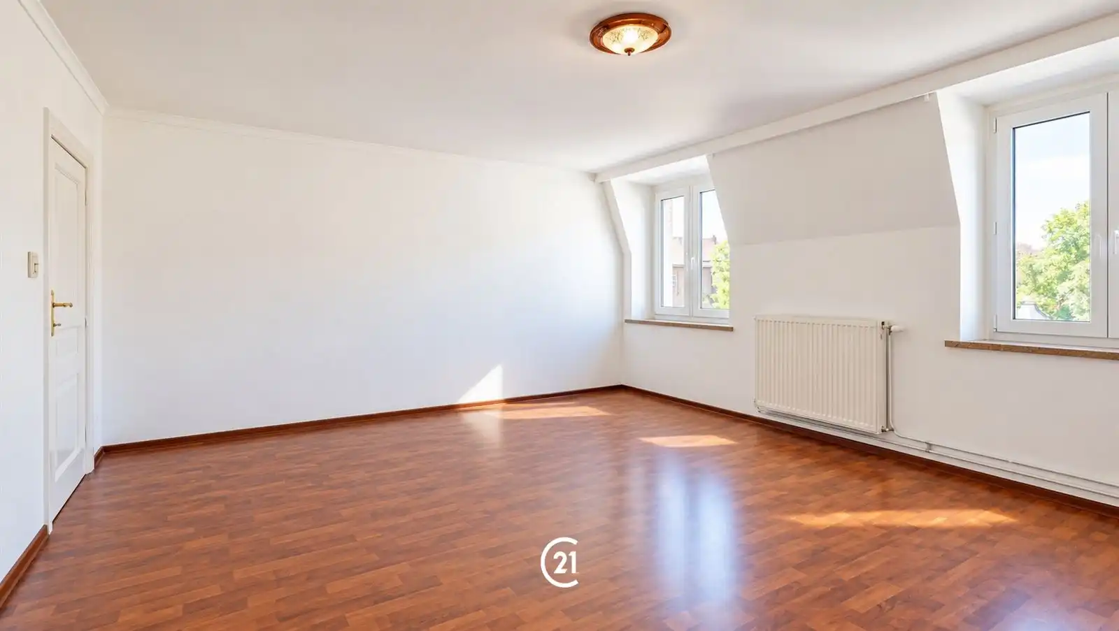 Huis met achtergebouw en groot terras foto 17