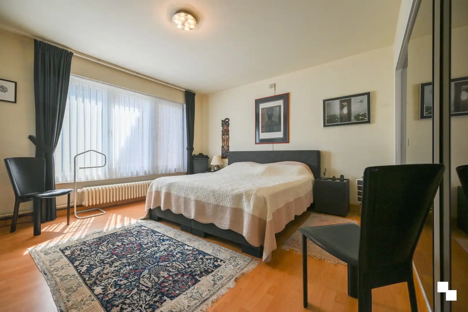 Ruime gezinswoning met vier slaapkamers, garages en extra naastliggend perceel foto 16