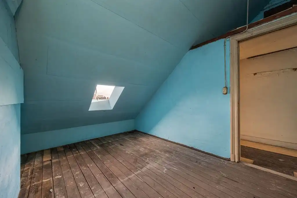 Verrassend ruime te renoveren woning met zonnige tuin foto 27