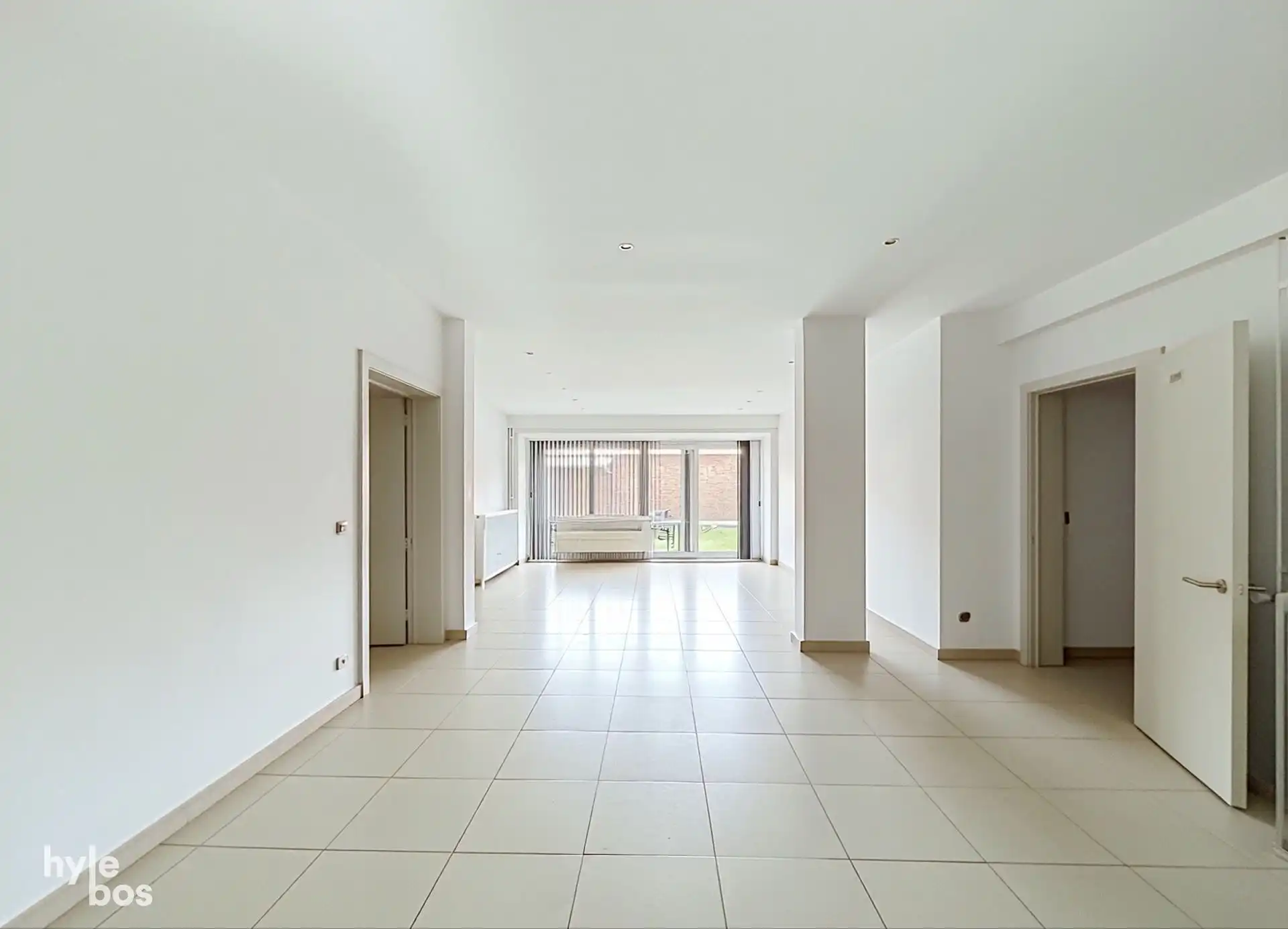 Centraal gelegen, zeer ruim drie slaapkamer appartement met stadstuin en garage foto 2