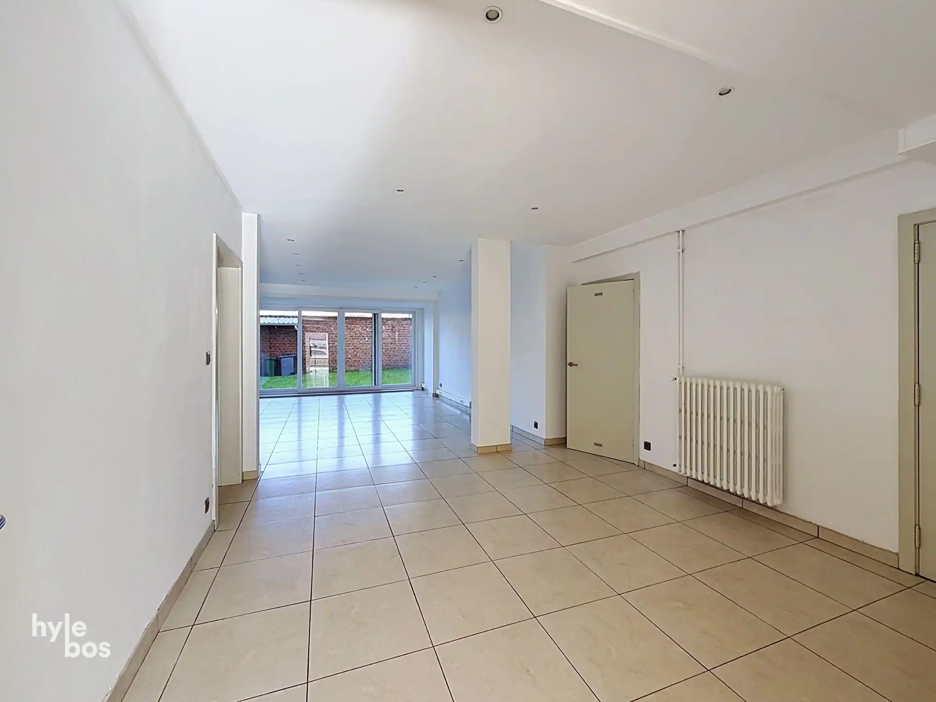 Centraal gelegen, zeer ruim drie slaapkamer appartement met stadstuin en garage foto 2