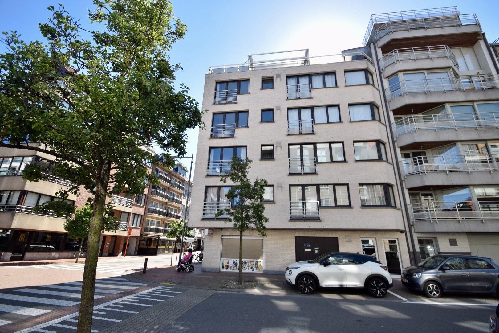 Lichtrijk gemeubeld hoekappartement gelegen in het centrum van Knokke op wandelafstand van de Zeedijk. foto 4