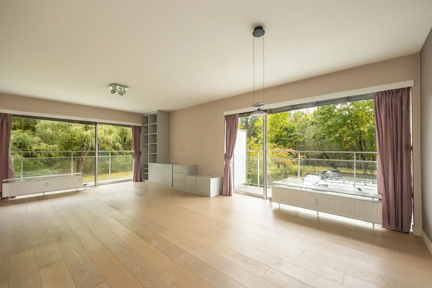 IN OPTIE: kevin@wellimmo.net voor meer info! Energiezuinig (EPC B) hoekappartement met uitzonderlijke lichtinval en riant terras te Berchem foto {{pictureIndex}}