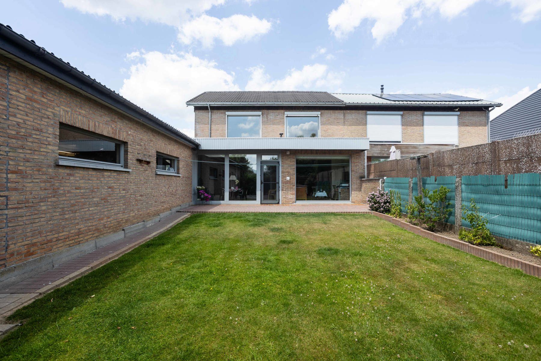 HOB met ruime garage gelegen in een rustige woonwijk foto 2