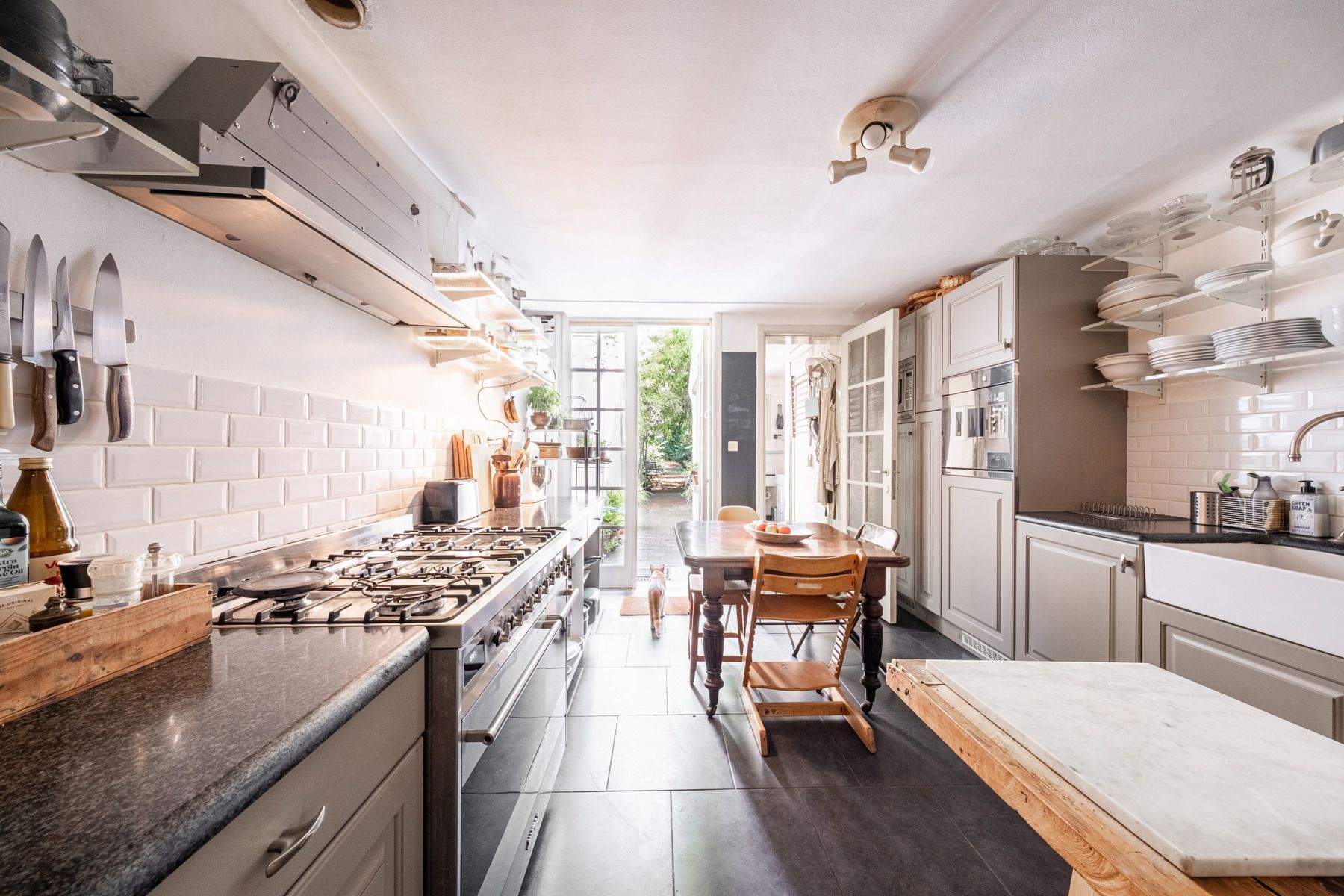 Wonen in een stuk geschiedenis met prachtige stadsoase foto 5