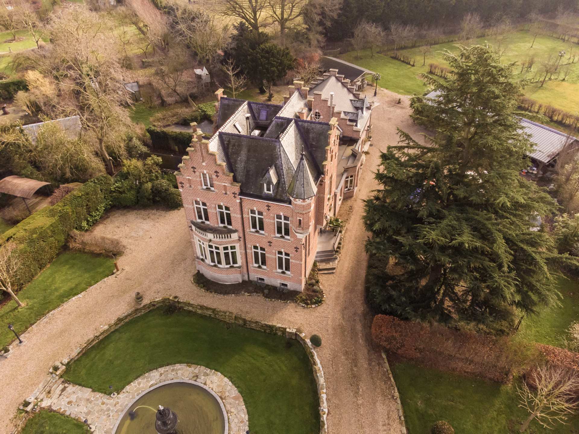 Uitzonderlijke kasteelvilla met siertuin en boomgaard foto 23