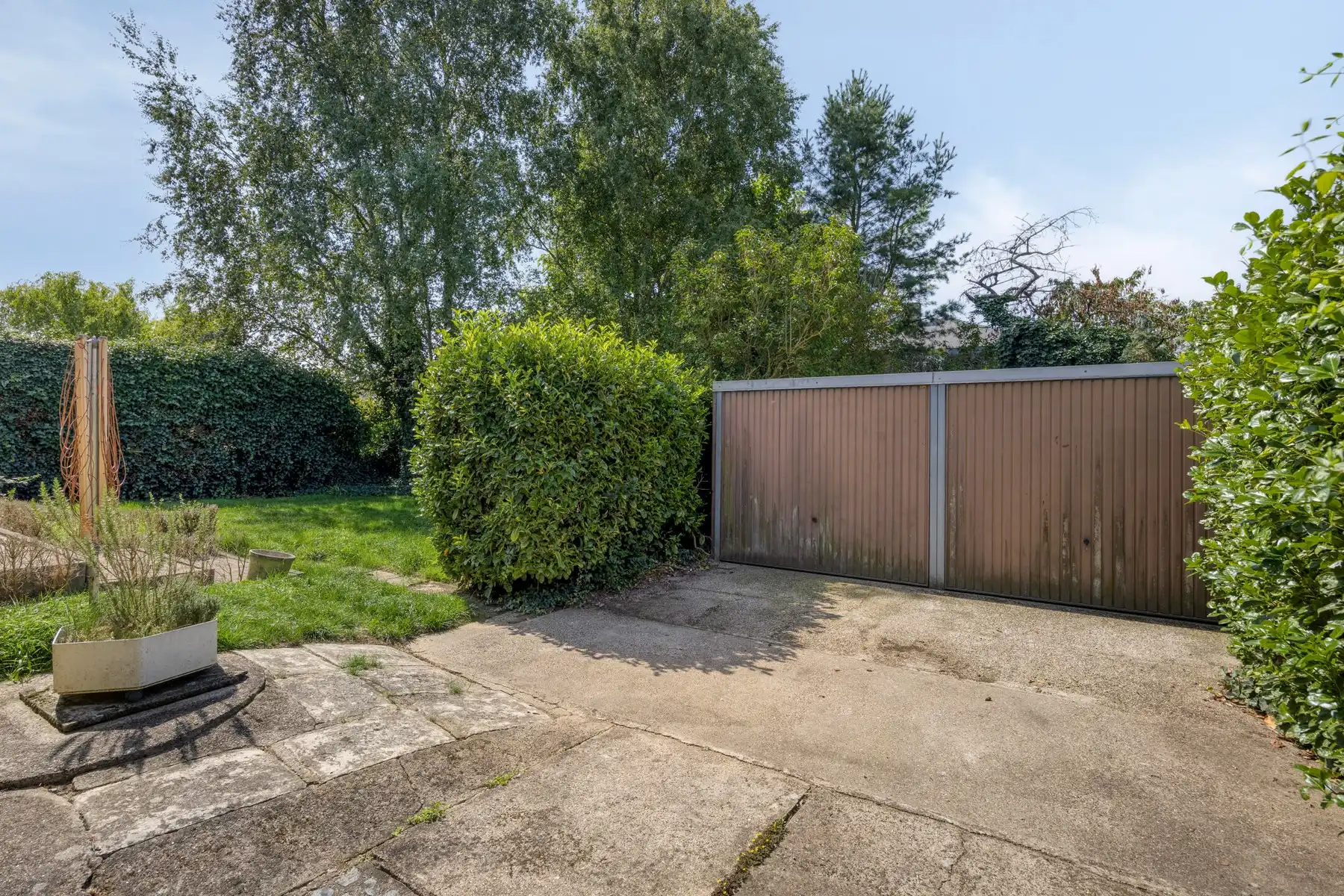 Karaktervolle woning met terras en grote tuin. foto 24