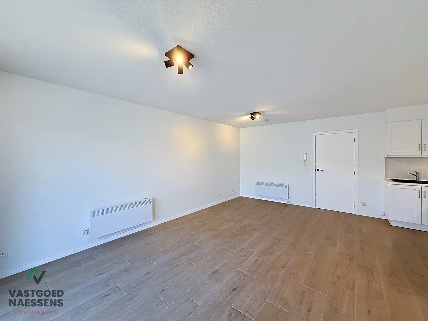 GELIJKVLOERSE STUDIO VLAKBIJ ZEEDIJK foto 4