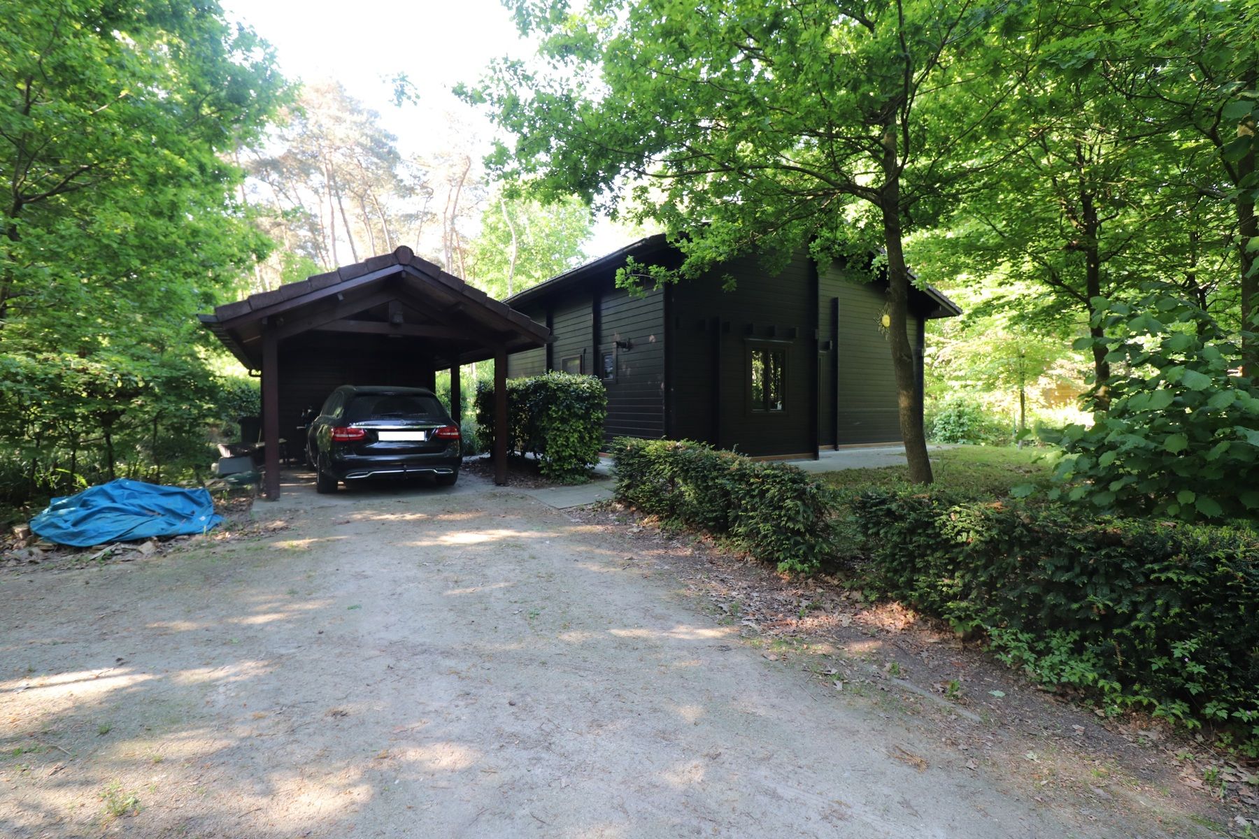 Een weekendverblijf met verdieping en met terras, carport en tuin. foto {{pictureIndex}}