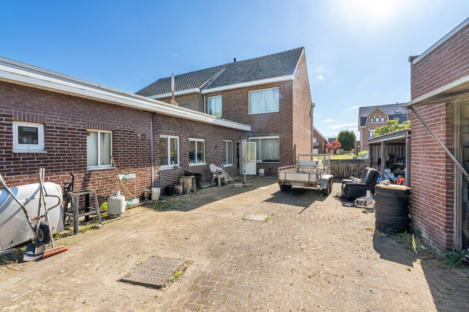 Halfvrijstaande woning op een perceel van 17a30ca met grote werkplaats van maar liefst 110 vierkante meter!  foto 5