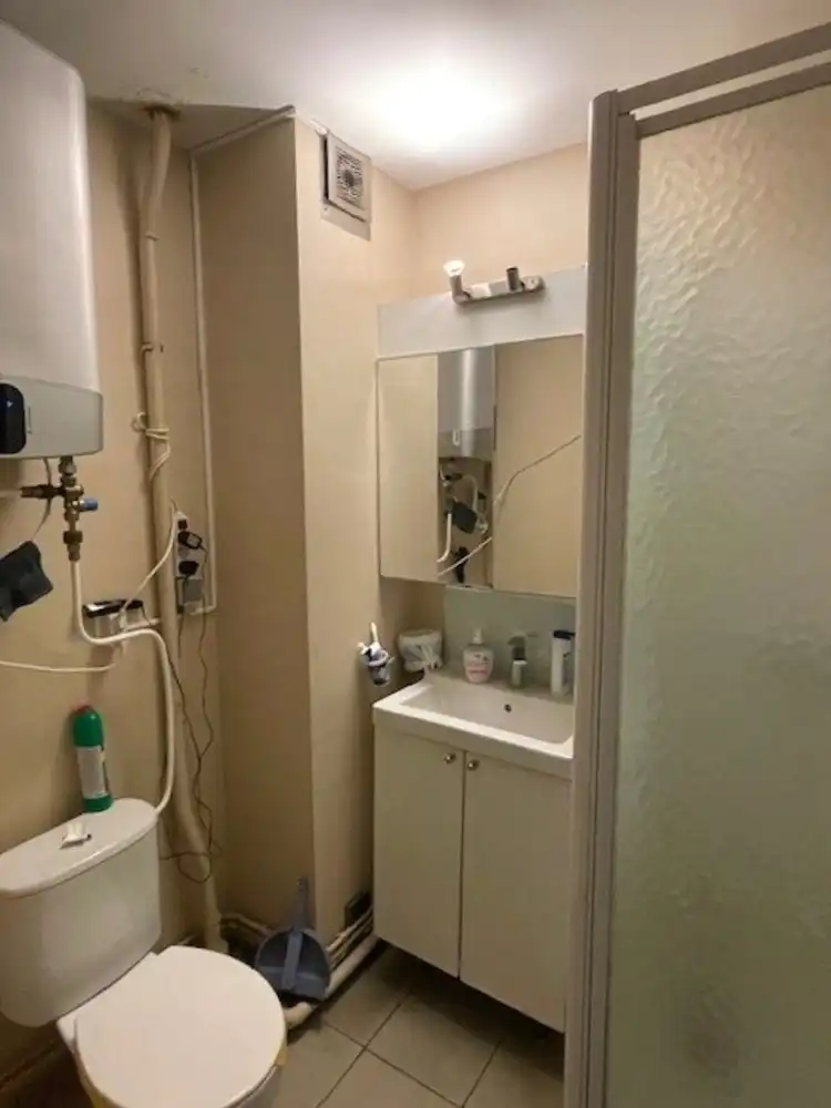 Deels gemeubelde studio met zonnig terras foto 7