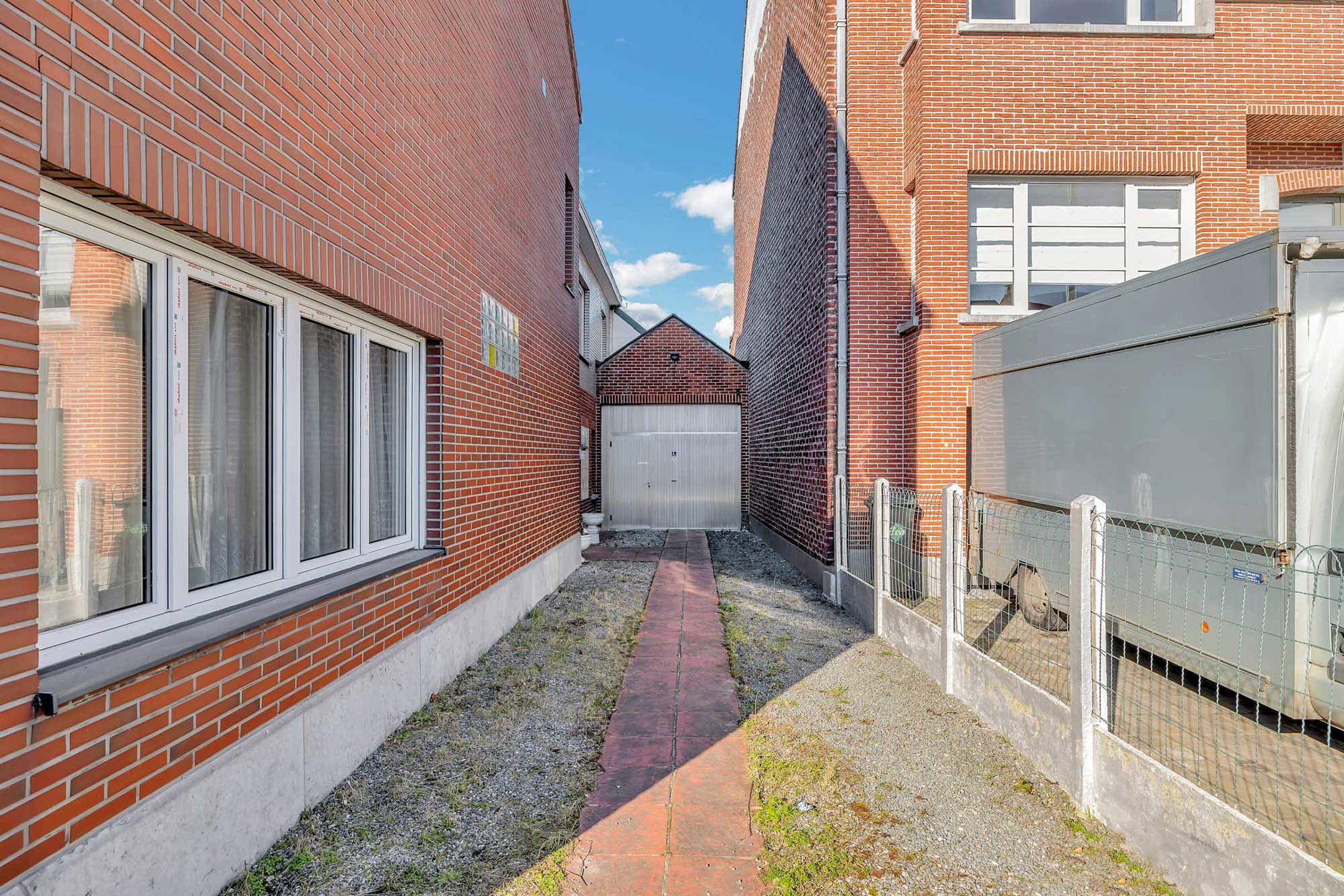 Te renoveren woning met ruime garage en tuin foto 22