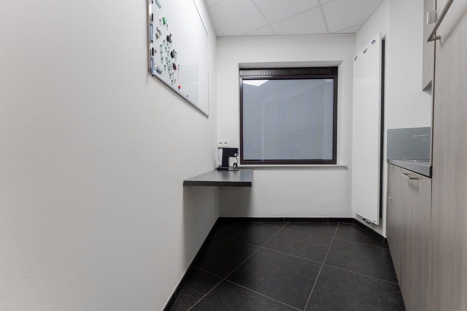 Mooi gerenoveerd handelspand pal in het centrum van Pelt met 7 parkeerplaatsen foto 23