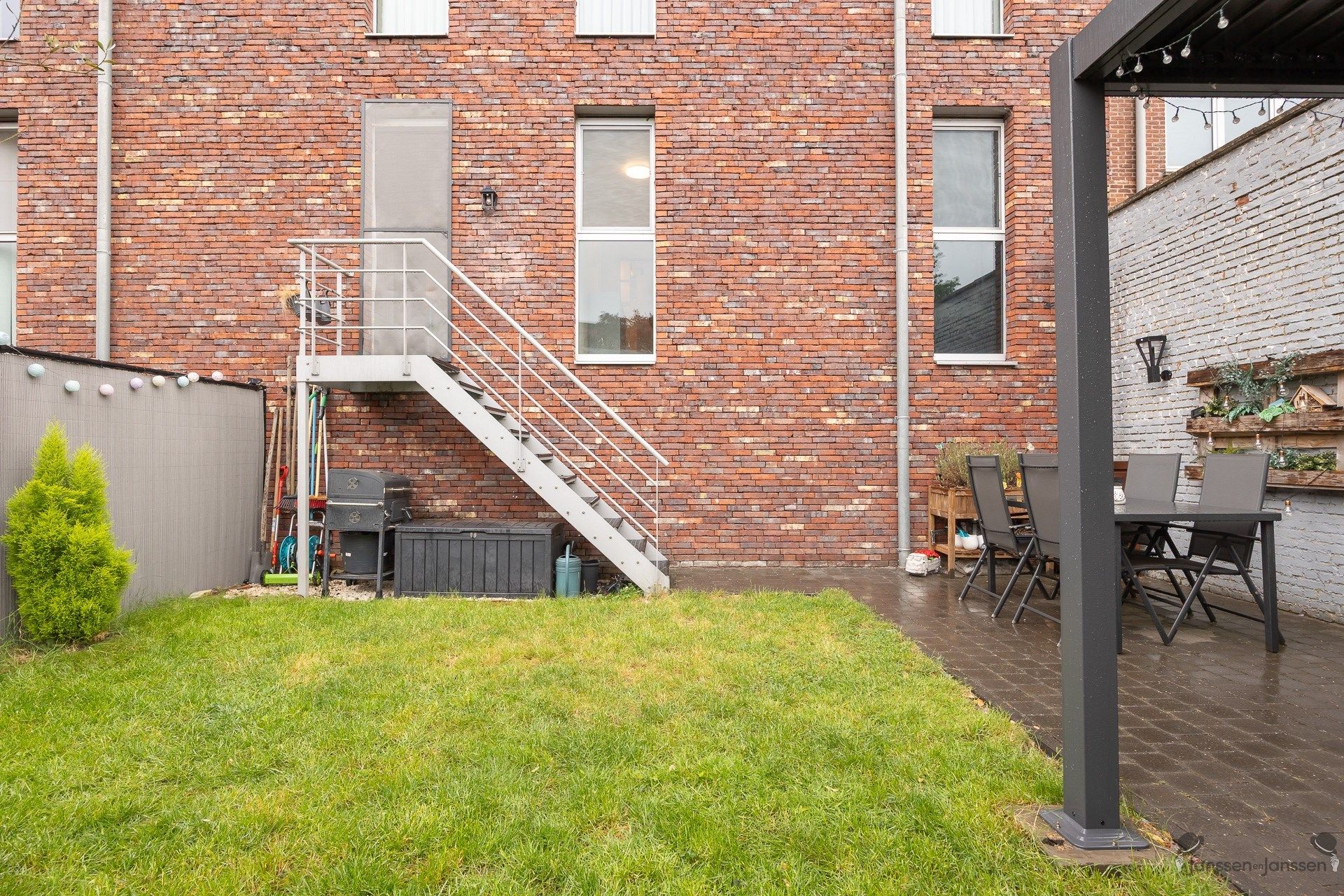 Instapklaar ruim gelijkvloersappartement met tuin. foto 24