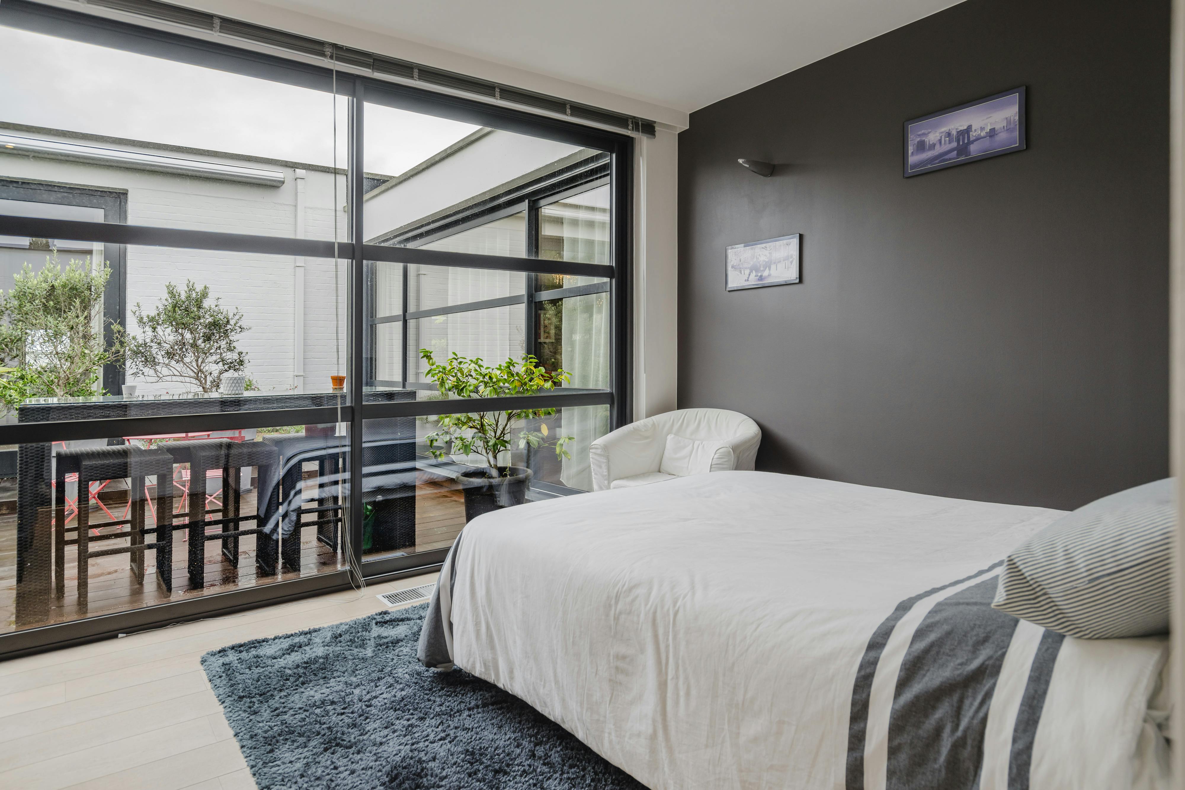 Architecturale patiowoning met tijdloze klasse foto 12