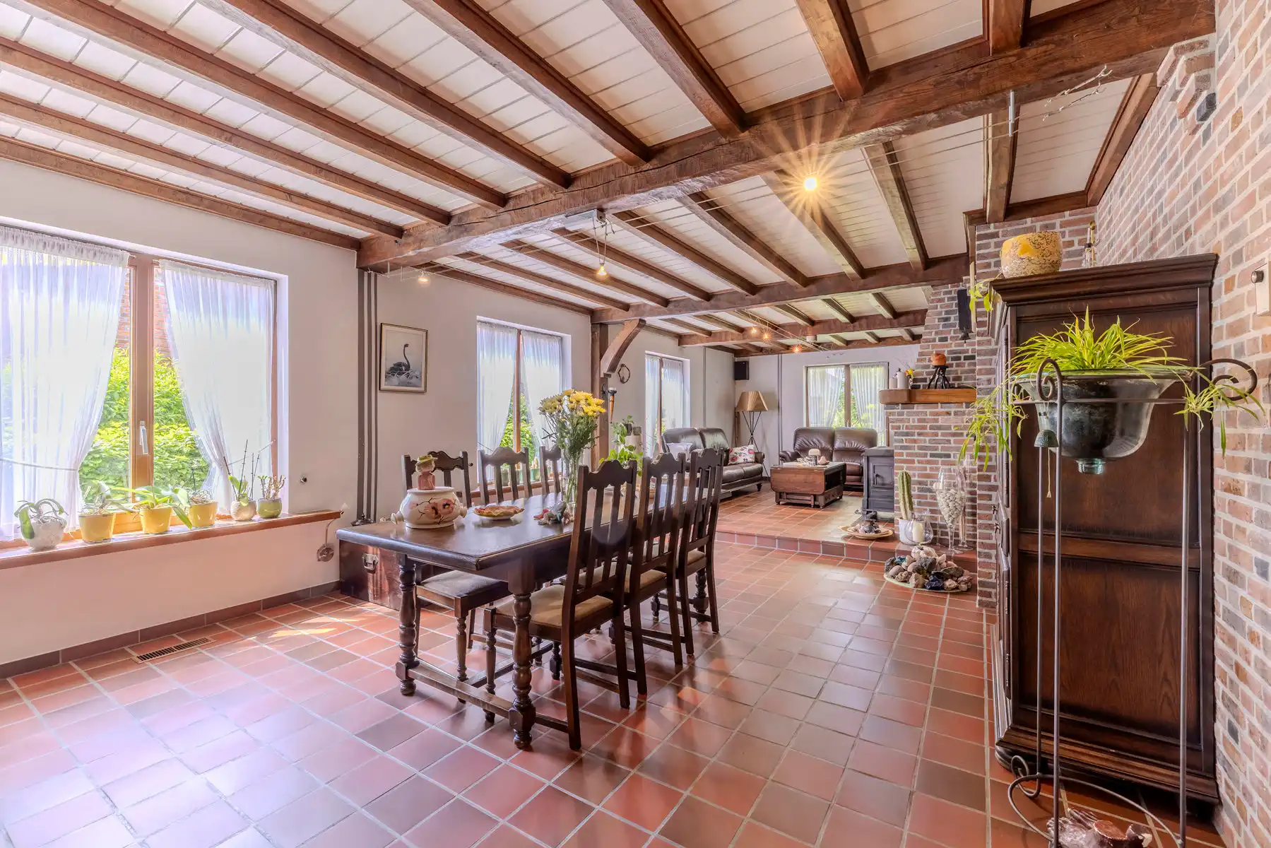 Ruime woning met 5 slpks, gezellig tuin en grote kelder foto 3