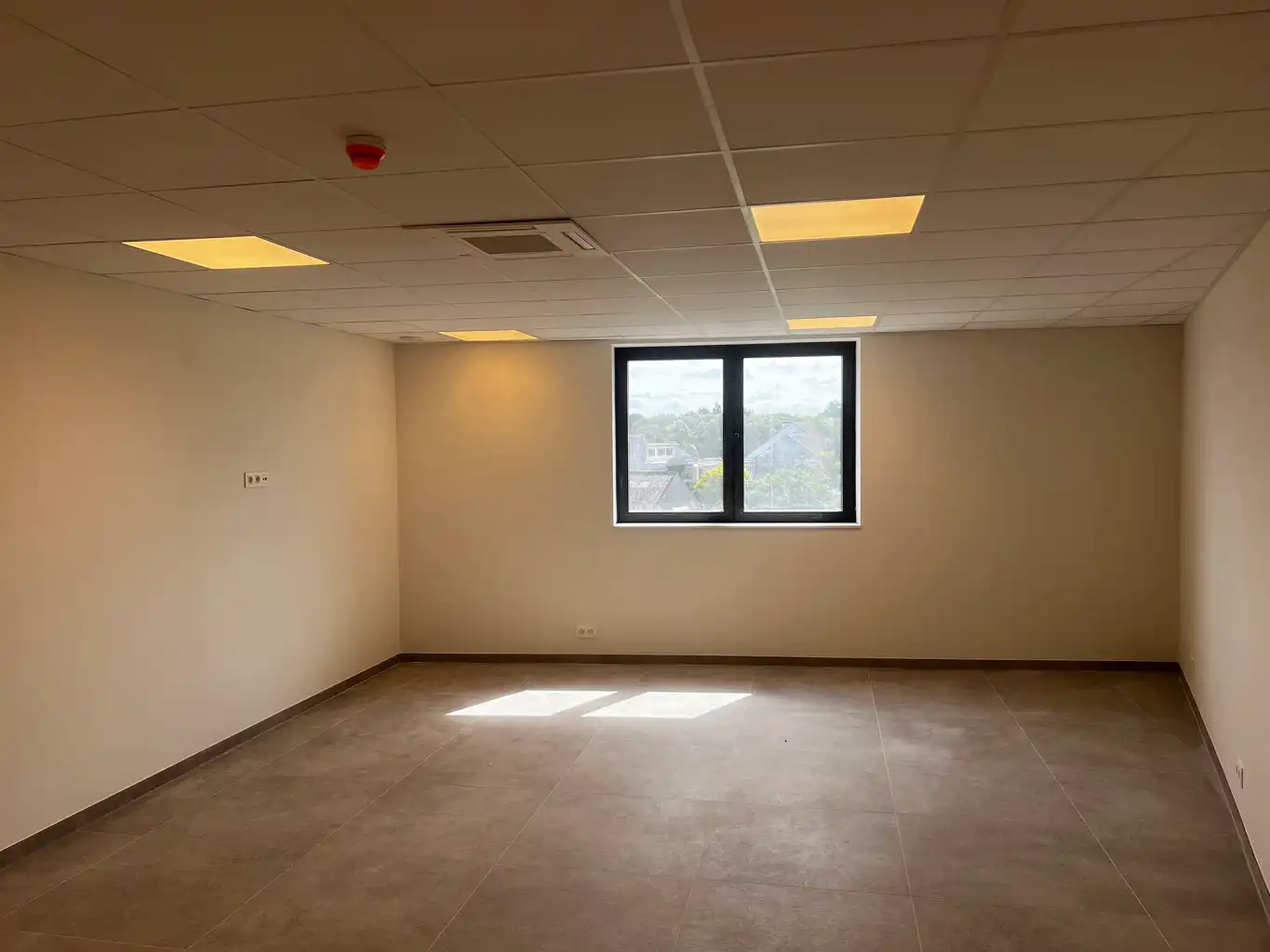 Kantoor met polyvalente ruimte, 4 burelen, vergaderzaal foto 10