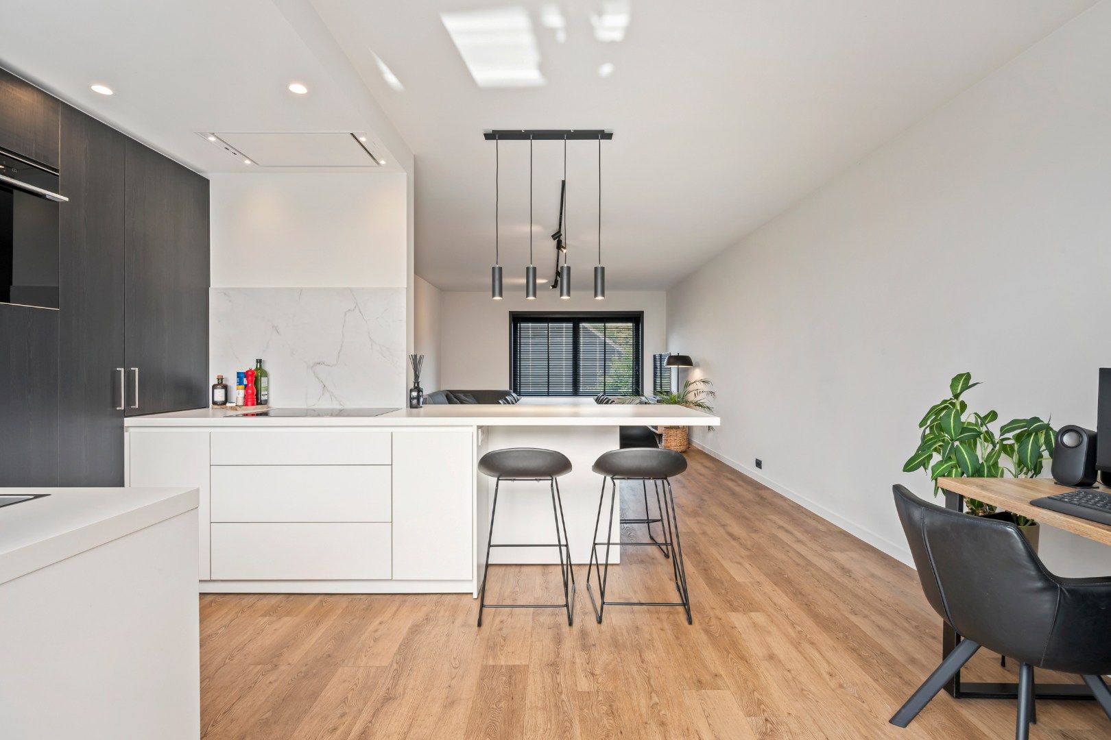 ENERGIEZUINIGE WONING MET 2 SLPKS (3 MOGELIJK), DUBBELE GARAGE EN TUIN foto {{pictureIndex}}