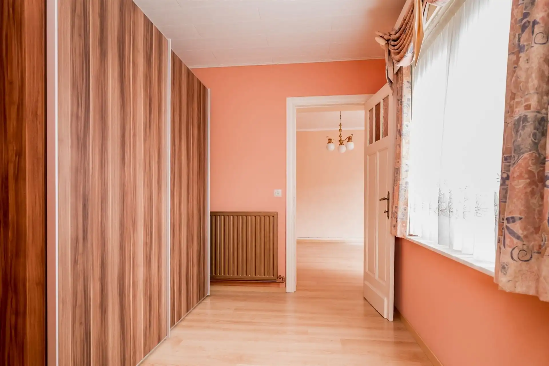 Te renoveren gezinswoning met veel opslagruimte! foto 17